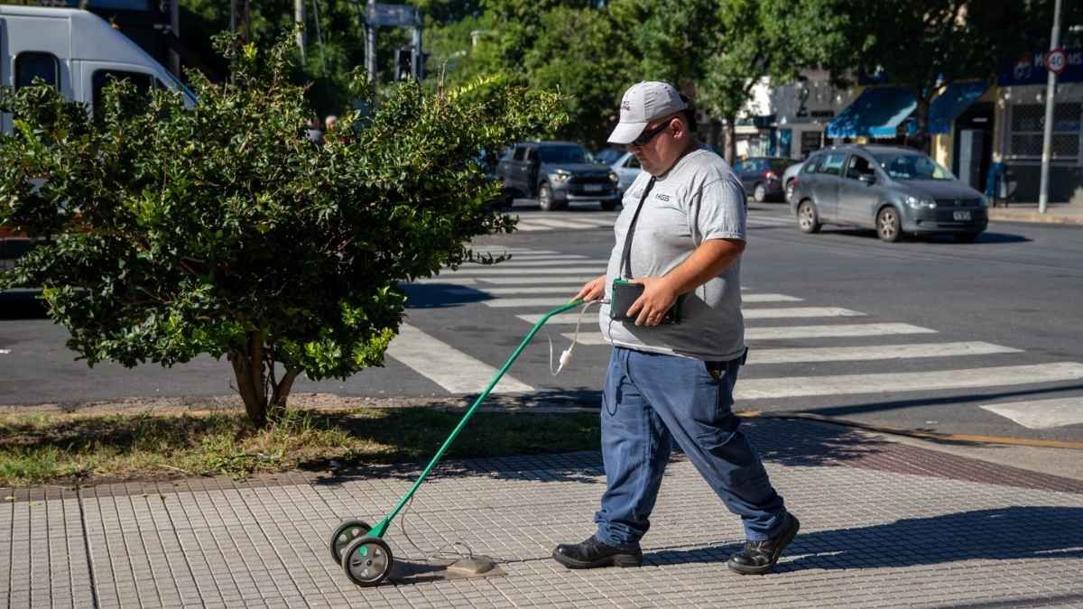 Personal especializado de Litoral Gas recorre las veredas de Santa Fe para detectar fugas en la red de media presión y garantizar la seguridad del servicio.