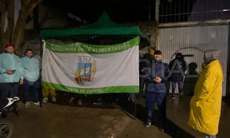 Trabajadores de Pollos San Andrés reclaman por el despido sin causa de un delegado gremial. Trabajadores de Pollos San Andrés reclaman por el despido sin causa de un delegado gremial.
