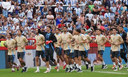 Tras vencer a Uruguay por Eliminatorias, la Selección Argentina protagonizó un partido a beneficio de los inundados de Bahía Blanca. Tras vencer a Uruguay por Eliminatorias, la Selección Argentina protagonizó un partido a beneficio de los inundados de Bahía Blanca.