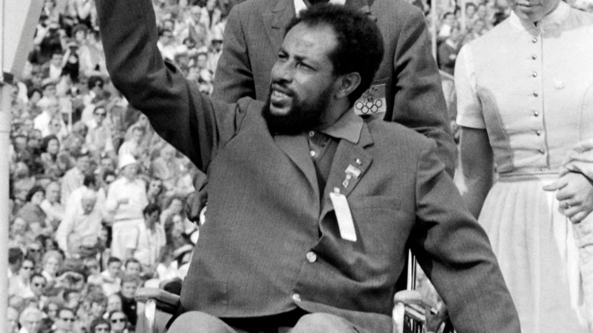 El 22 de marzo de 1969, Bikila sufrió un accidente automovilístico, por el que quedó parapléjico y jamás volvió a caminar. Fue invitado a los Juegos de Munich 1972 y, cuando el rey del maratón ingresó al estadio olímpico en una silla de ruedas, la ovación fue ensordecedora. El 22 de marzo de 1969, Bikila sufrió un accidente automovilístico, por el que quedó parapléjico y jamás volvió a caminar. Fue invitado a los Juegos de Munich 1972 y, cuando el rey del maratón ingresó al estadio olímpico en una silla de ruedas, la ovación fue ensordecedora.