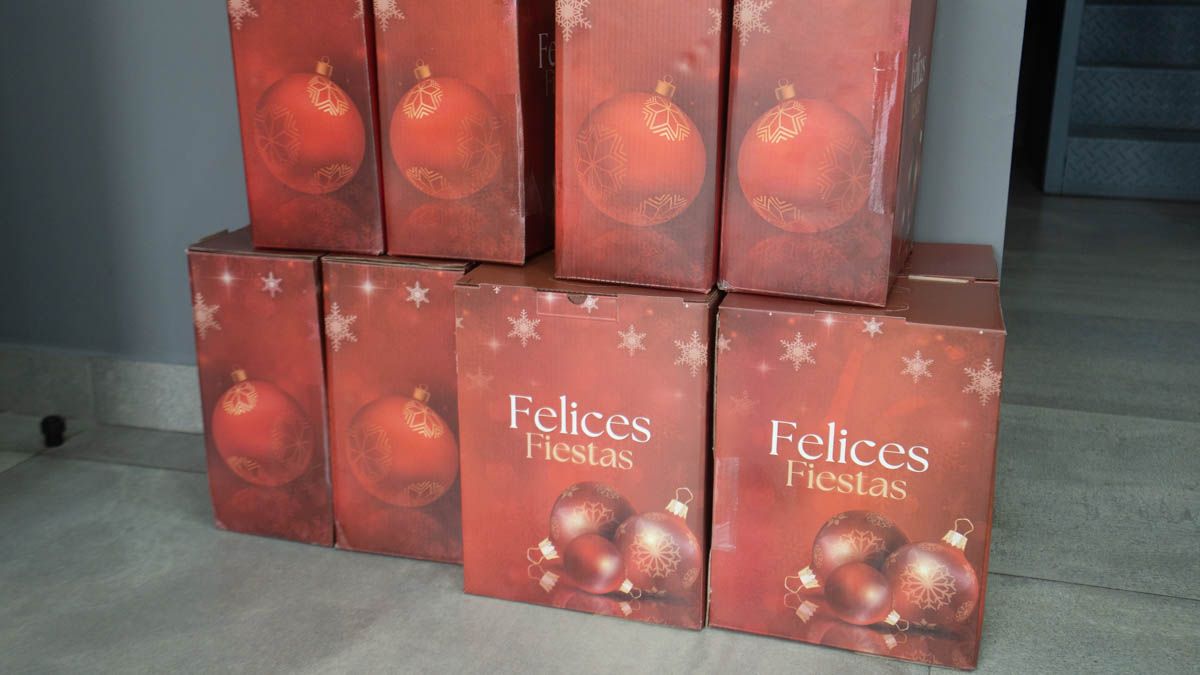 La empresa Vázquez & Cia donó 10 cajas solidarias que llegaron en un utilitario hasta el edificio multimedial de AIRE.