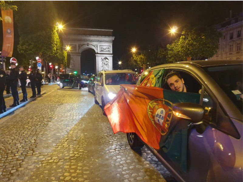 La noche en que la Champs-Élysées se tiñó con los colores de Portugal