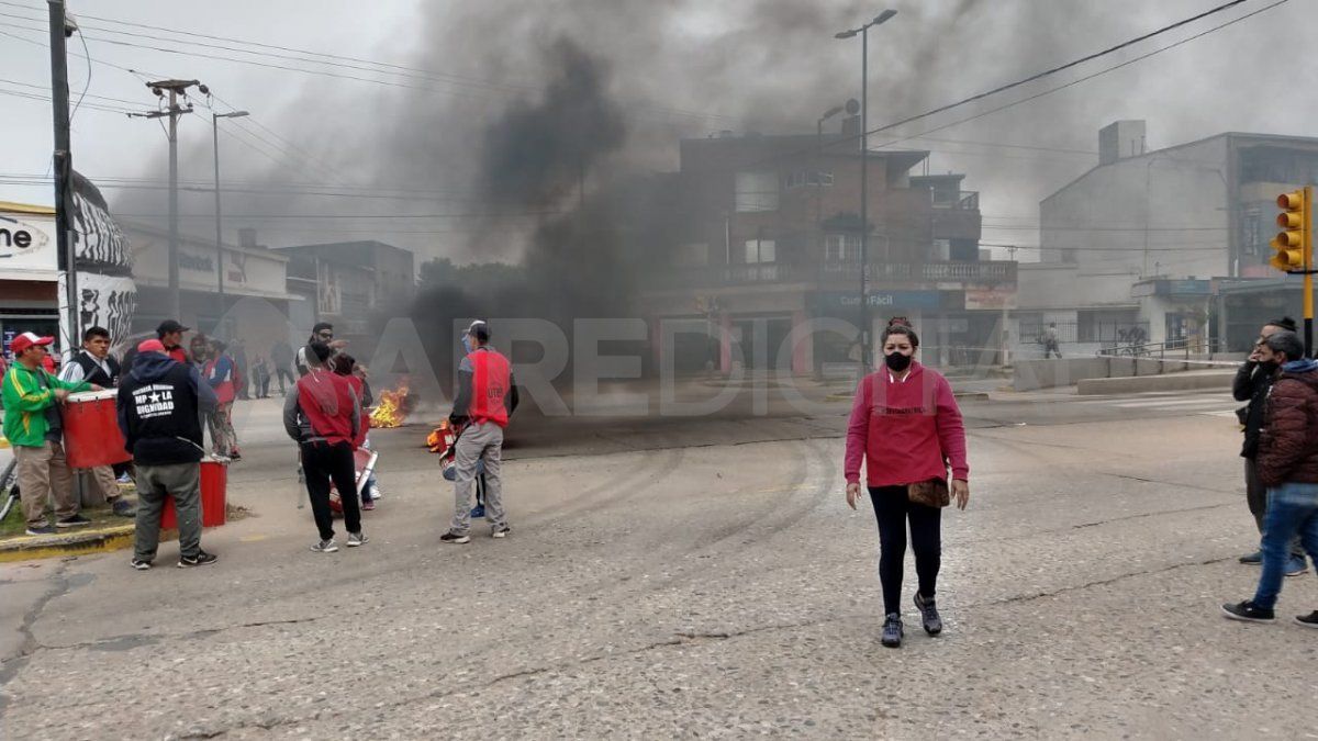 Corte de tránsito con quema de cubiertas en Blas Parera y Ayacucho.
