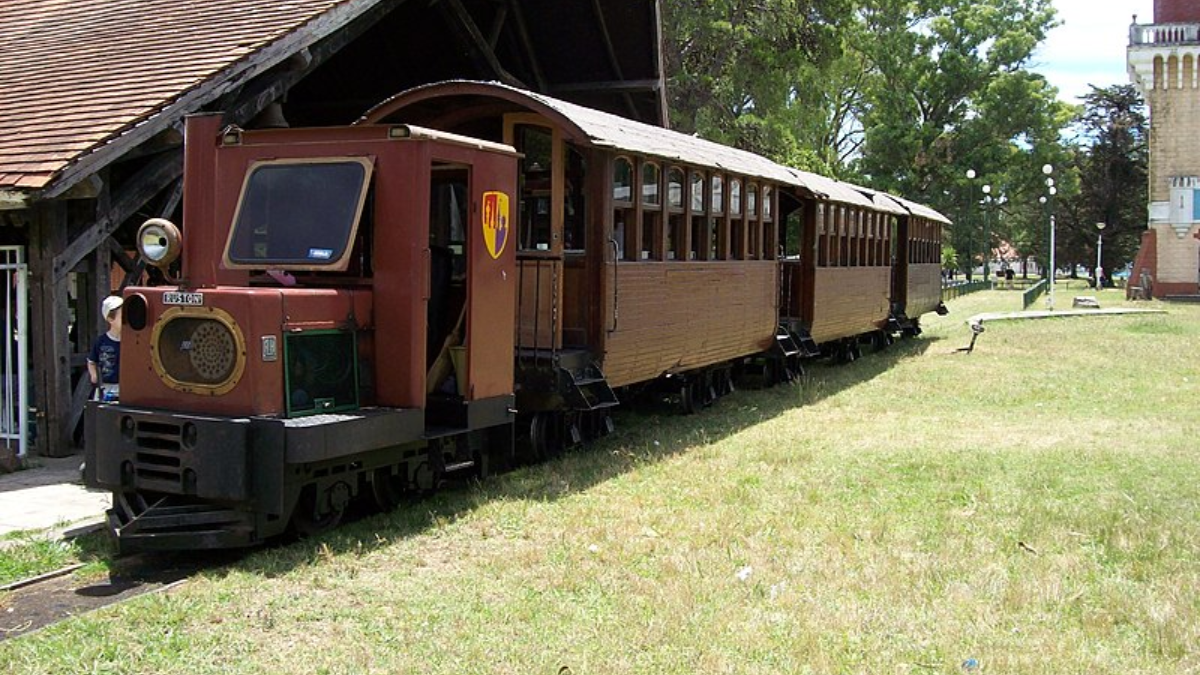 El tren de la República de los Niños en La Plata volcó este domingo, dejando seis pasajeros con lesiones leves. El tren de la República de los Niños en La Plata volcó este domingo, dejando seis pasajeros con lesiones leves.
