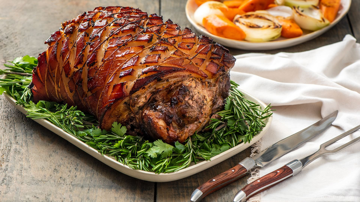 El pernil de cerdo es un plato perfecto para hacer en casa y disfrutar en Navidad. El pernil de cerdo es un plato perfecto para hacer en casa y disfrutar en Navidad.