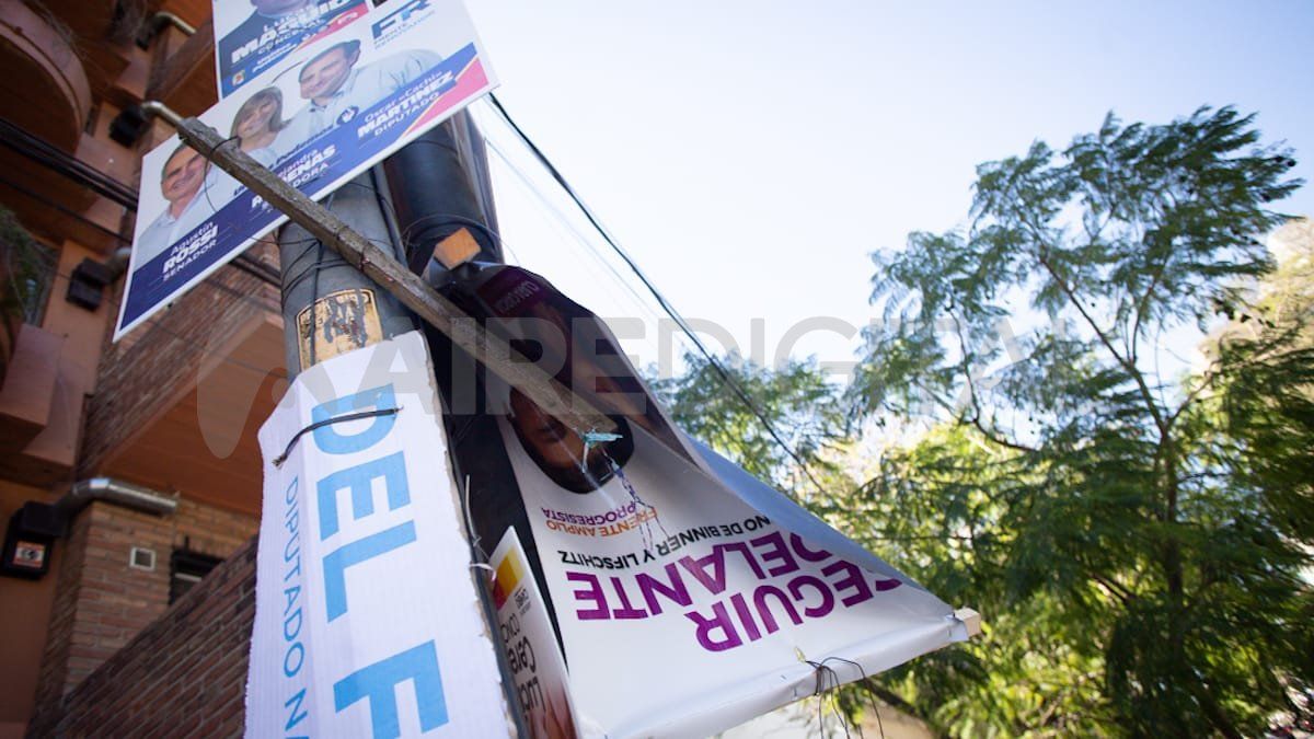 Durante la campaña electoral, distintos partidos políticos colocaron publicidad en lugares que no están habilitados a pesar de estar estrictamente regulado, y seis de ellos fueron multados por el municipio. 