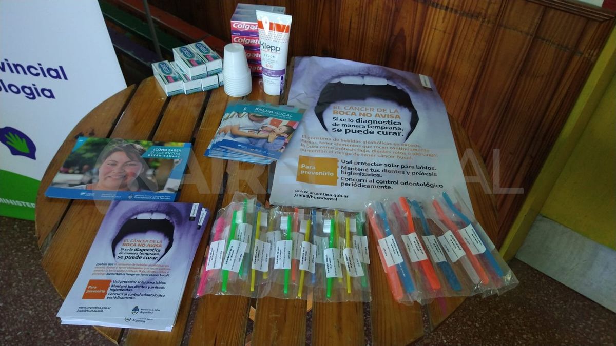 Jorge Rodríguez Zia dijo que hay que cepillarse entre dos y tres veces al día los dientes para combatir la placa bacteriana.