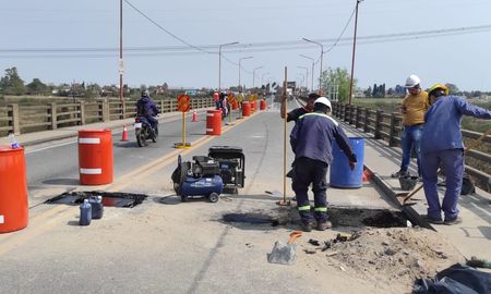 Vialidad Nacional instruyó a la contratista a concentrar todos los trabajos y avanzar con las acciones necesarias en el apoyo afectado. Vialidad Nacional instruyó a la contratista a concentrar todos los trabajos y avanzar con las acciones necesarias en el apoyo afectado.