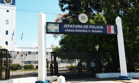 Este miércoles por la mañana secuestraron celulares de policías en la Jefatura de Policía de Rosario. Este miércoles por la mañana secuestraron celulares de policías en la Jefatura de Policía de Rosario.