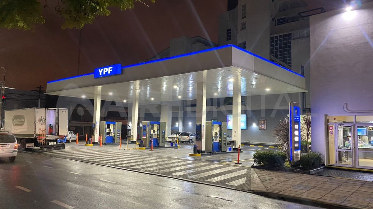 Nafta con descuento en YPF: cómo y dónde conseguir el 5% de rebaja cargando de noche