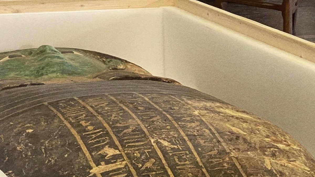 Vista en detalle del sarcófago robado que Estados Unidos devolvió a Egipto. 