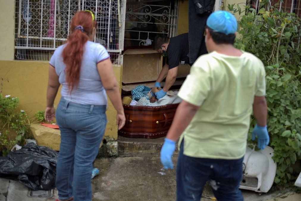 Retiran el cuerpo de una mujer fallecida en Ecuador ante los ojos de sus familiares