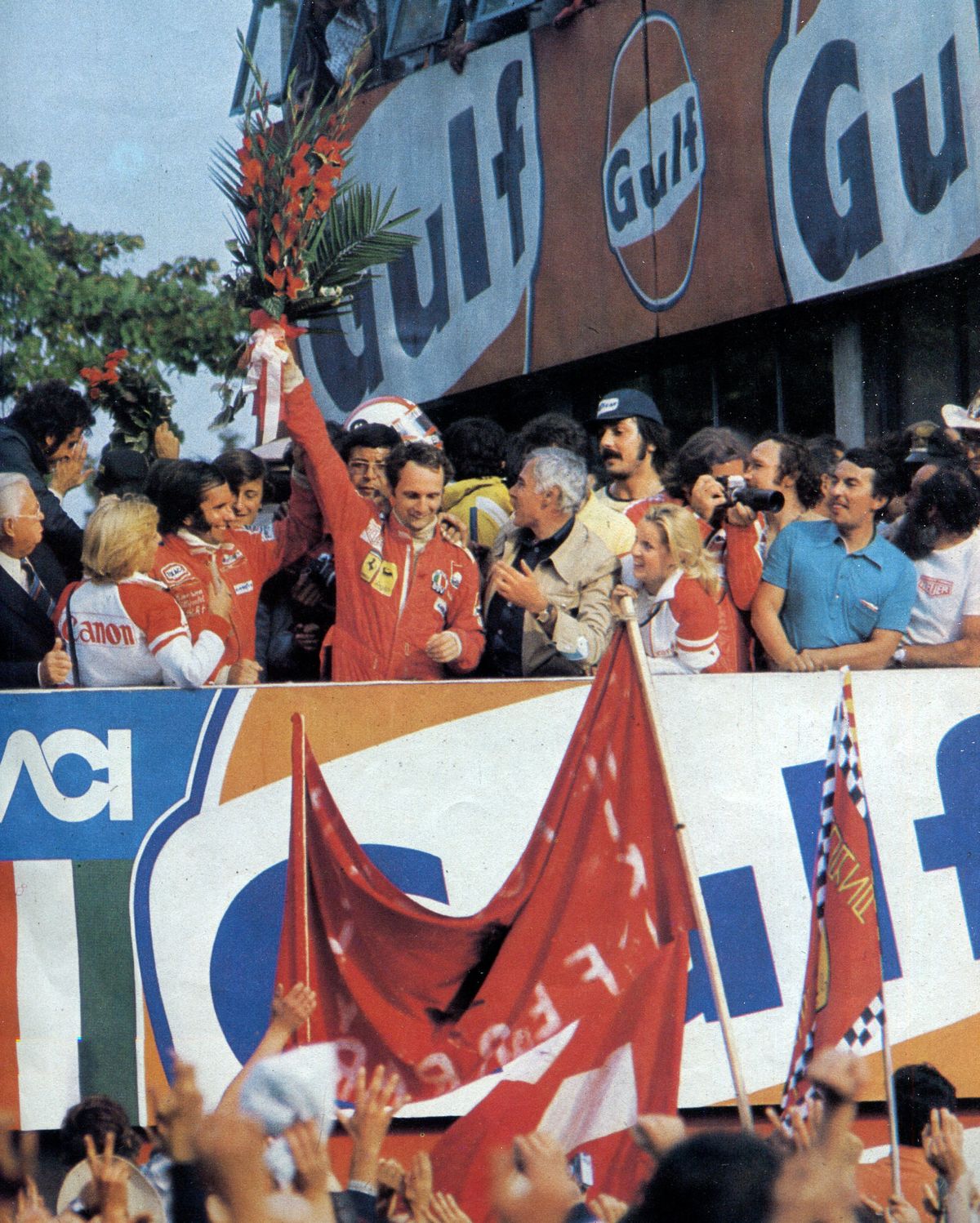 El domingo 7 de septiembre de 1975, en el GP de Italia, en Monza –que ganó Clay Regazzoni, su coequiper–, arribó tercero y se ciñó su primera corona de la F1, con 64,5 puntos, escoltado por el brasileño Emerson Fittipaldi (quien le levanta el brazo derecho en el podio), con 45.