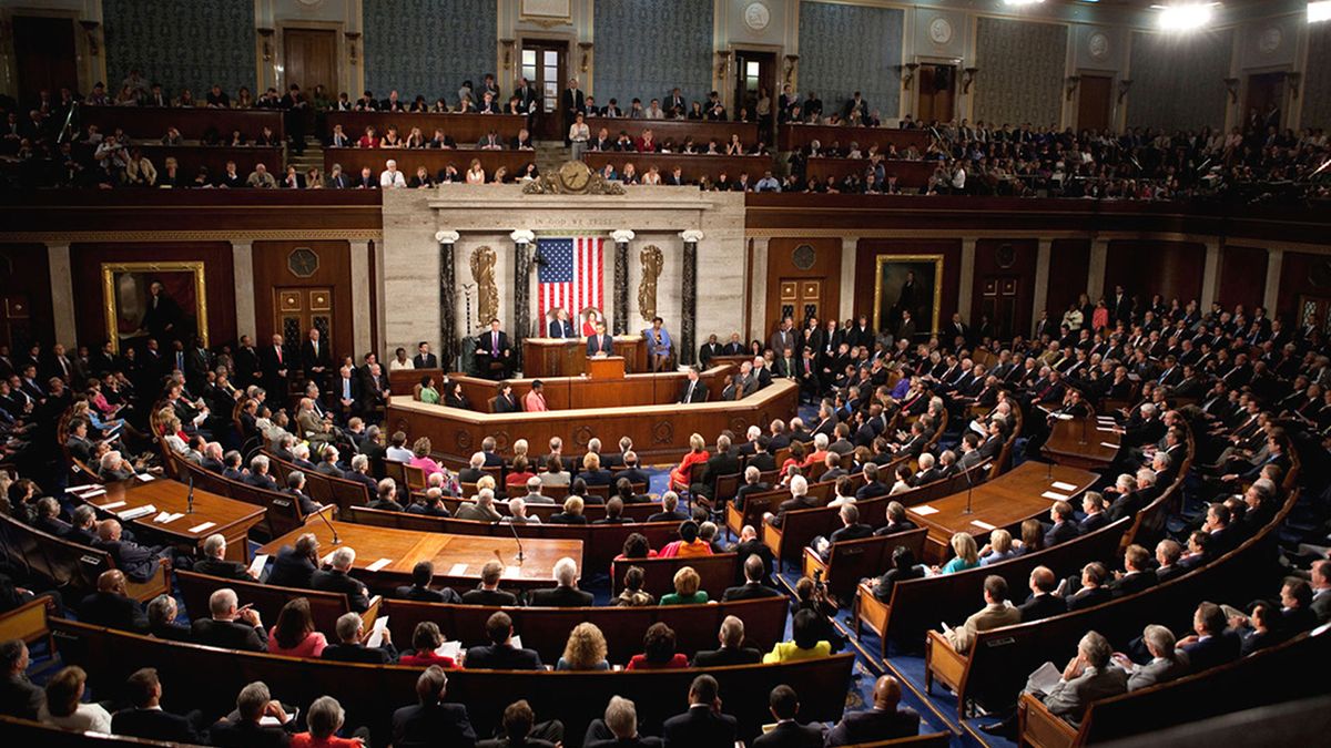 Esa certificación suele ser una formalidad, pero Trump, que insiste con el "fraude" sin presentar pruebas creíbles para la Justicia, estuvo presionando a Pence para que anule la victoria de Biden, al afirmar falsamente que tiene la autoridad para descartar los votos a favor del demócrata.