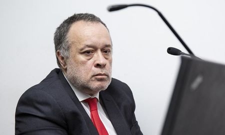La defensa de Carlos Telleldín pidió su absolución y calificó como absurdos y delirantes los cargos en su contra. La defensa de Carlos Telleldín pidió su absolución y calificó como absurdos y delirantes los cargos en su contra.