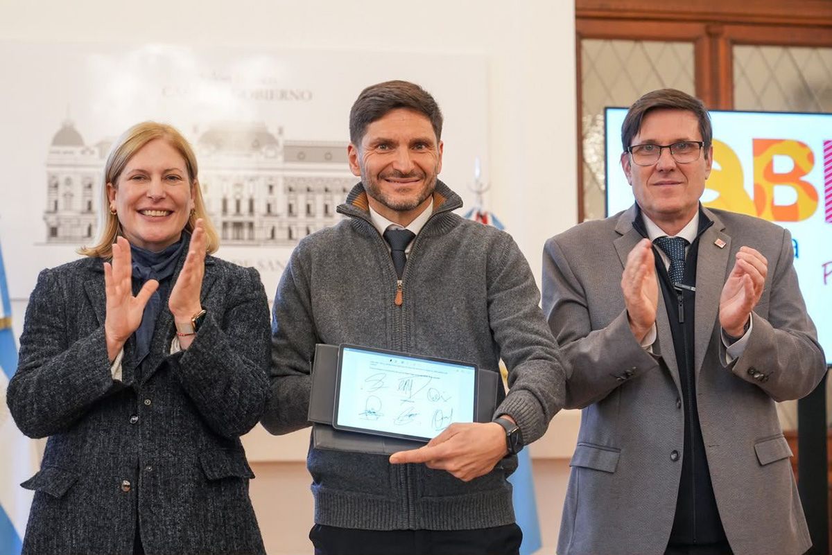 “Si pedimos un esfuerzo a la comunidad educativa, tenemos que acompañarlo con inversión en infraestructura”, afirmó el gobernador Pullaro. “Si pedimos un esfuerzo a la comunidad educativa, tenemos que acompañarlo con inversión en infraestructura”, afirmó el gobernador Pullaro.