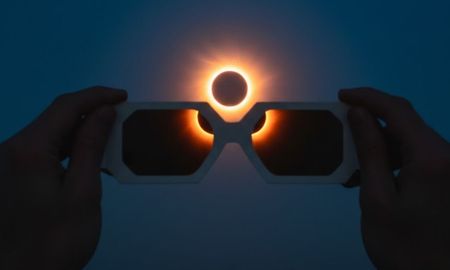 La observación del eclipse solar parcial requiere filtros certificados para evitar daños oculares permanentes. La observación del eclipse solar parcial requiere filtros certificados para evitar daños oculares permanentes.
