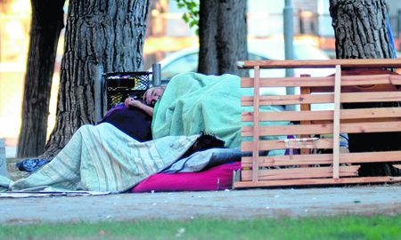 En Santa Fe hay alrededor de 120 personas que viven en la calle y la Municipalidad tiene previsto recorrer, noche a noche, cuarenta puntos de la ciudad para acercar la asistencia. En Santa Fe hay alrededor de 120 personas que viven en la calle y la Municipalidad tiene previsto recorrer, noche a noche, cuarenta puntos de la ciudad para acercar la asistencia.
