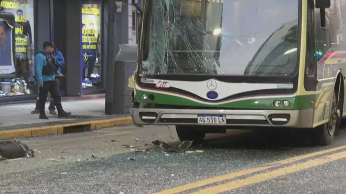Buenos Aires: 14 personas resultaron heridas a raíz de un choque entre dos colectivos en el barrio porteño de Recoleta. Buenos Aires: 14 personas resultaron heridas a raíz de un choque entre dos colectivos en el barrio porteño de Recoleta.
