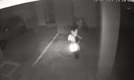 Video viral: una moto se encendió sola y chocó contra un auto. Video viral: una moto se encendió sola y chocó contra un auto.