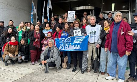 Organismos de derechos humanos, familiares de las víctimas y organizaciones sociales se concentraron frente a los Tribunales Federales de Santa Fe durante la jornada de alegatos de la causa Laguna Paiva II, un juicio histórico que investiga el abandono de niños, niñas y adolescentes como delito de lesa humanidad durante la última dictadura. Organismos de derechos humanos, familiares de las víctimas y organizaciones sociales se concentraron frente a los Tribunales Federales de Santa Fe durante la jornada de alegatos de la causa Laguna Paiva II, un juicio histórico que investiga el abandono de niños, niñas y adolescentes como delito de lesa humanidad durante la última dictadura.
