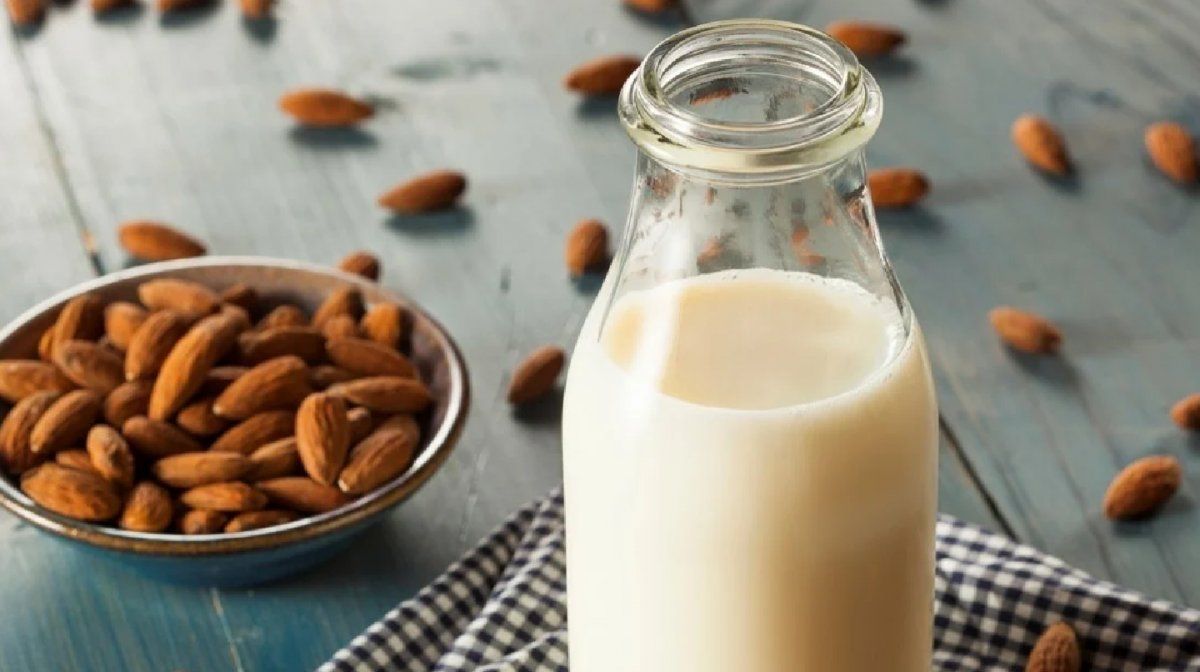 Las 5 razones para consumir leche de almendras