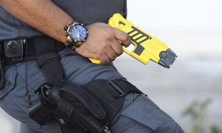El gobierno de Santa Fe licitará este miércoles la compra de armas no letales (Taser) para la Policía provincial y el Servicio Penitenciario.&nbsp;