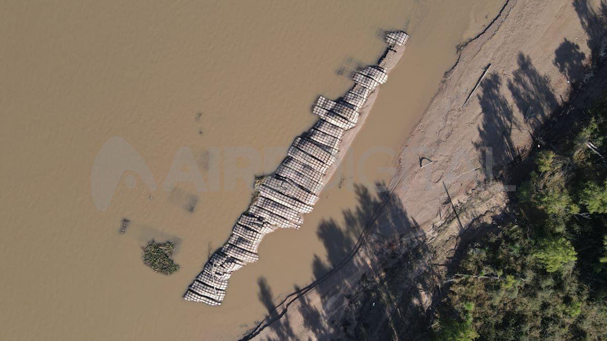 El tramo de la manta geotextil que quedó al descubierto por la bajante del río se encuentra próximo a la costa santafesina.