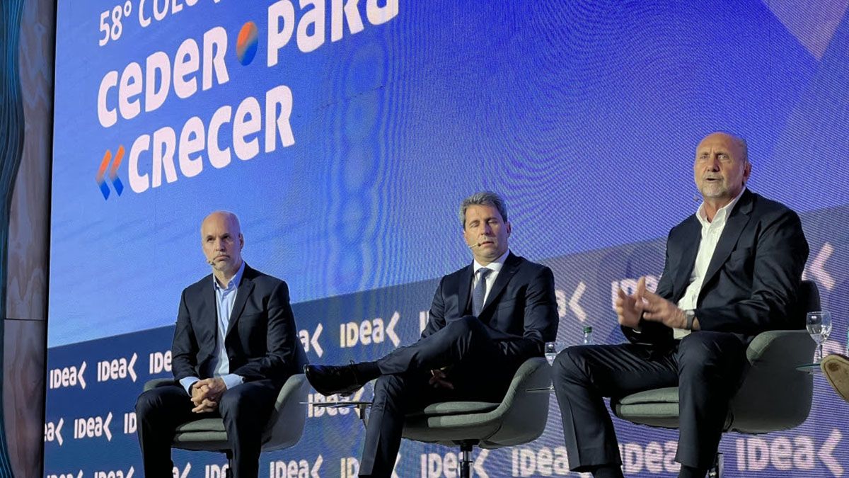 “Las definiciones a tomar fueron resguardar las deudas que tenía la provincia, cumplirlas y no generar ninguna instancia de default, o que le baje la calificación a la provincia”, finalizó el gobernador que compartió el panel con el jefe de gobierno de Ciudad Autónoma de Buenos Aires, Horacio Rodríguez Larreta, y el gobernador de San Juan, Sergio Uñac.