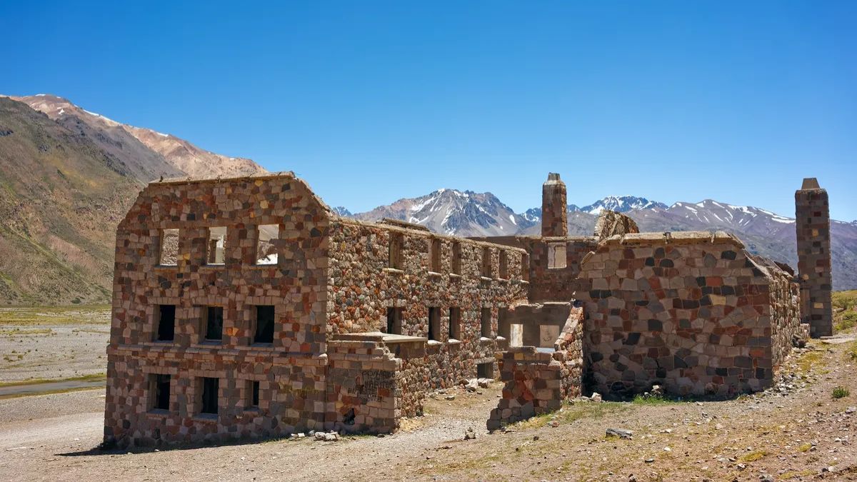 Cerca de las termas se puede conocer las ruinas del antiguo Hotel Termal, el cual funcionó hasta mediados del siglo XX. Cerca de las termas se puede conocer las ruinas del antiguo Hotel Termal, el cual funcionó hasta mediados del siglo XX.