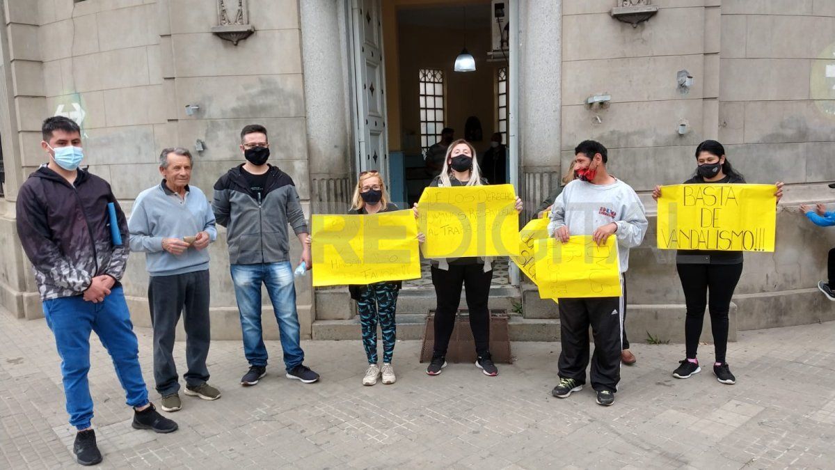 Los vecinos visibilizaron su reclamo en la puerta de la Comisaría Segunda.