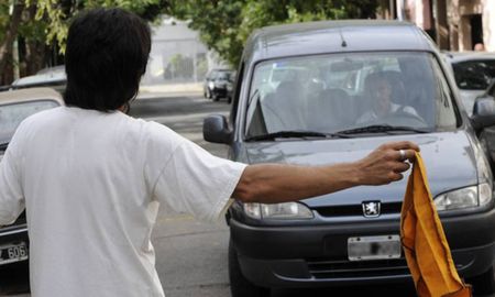 El Concejo quiere saber si se cumple la norma vigente, si es necesario modificarla o tratar el proyecto que prohíbe la actividad de cuidacoches. El Concejo quiere saber si se cumple la norma vigente, si es necesario modificarla o tratar el proyecto que prohíbe la actividad de cuidacoches.