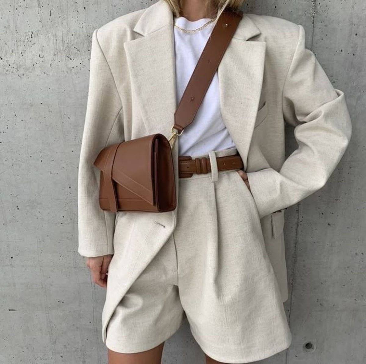 Bermudas hasta la rodilla, combinadas con un blazer o chaqueta a juego. Bermudas hasta la rodilla, combinadas con un blazer o chaqueta a juego.