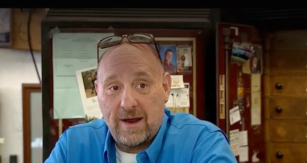 El propietario de la casa de empeño que recibió el féretro usado y rayado (Austin Kellerman - NYP).