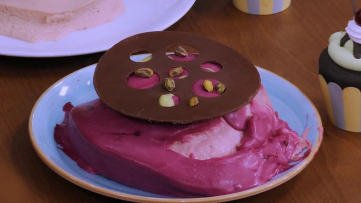Una mousse con partes desmoronadas y sin ninguna forma.