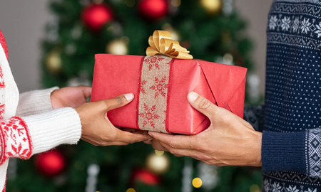 Se trata de un regalo que suele justificarse por practicidad, pero que en realidad puede interpretarse como frialdad, falta de dedicación o desinterés. Se trata de un regalo que suele justificarse por practicidad, pero que en realidad puede interpretarse como frialdad, falta de dedicación o desinterés.