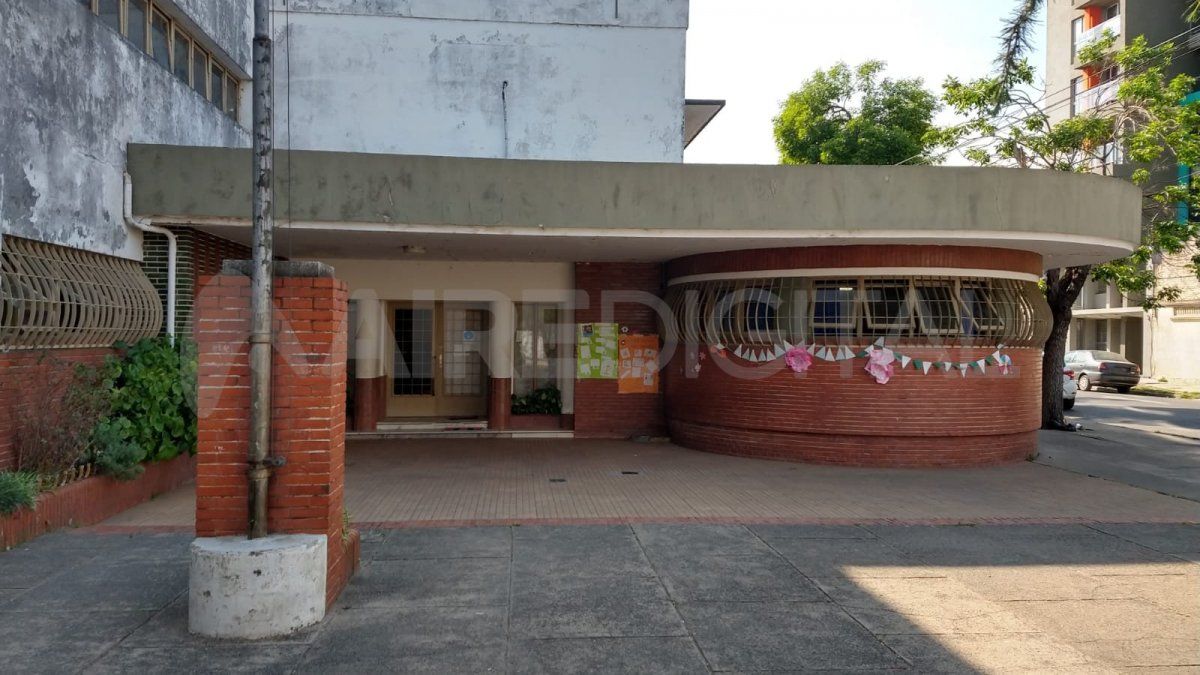 Los ladrones se llevaron dos ventiladores y una caja con libros.