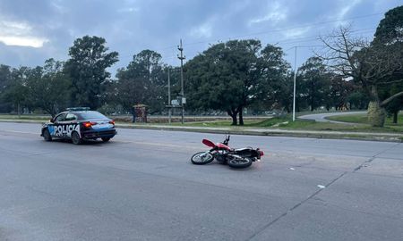 Choque entre una camioneta y una moto a la altura del rulo de Cilsa en Santa Fe. Choque entre una camioneta y una moto a la altura del rulo de Cilsa en Santa Fe.