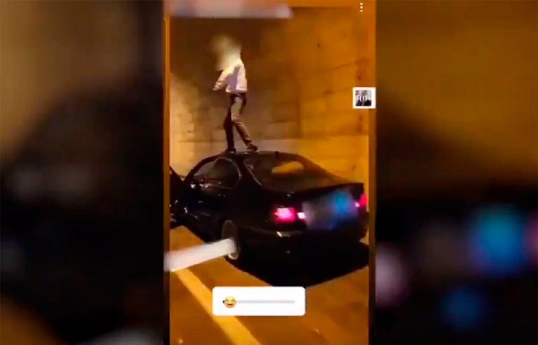 Un hombre se grabó bailando arriba de su auto en marcha con el fin de hacerse viral.