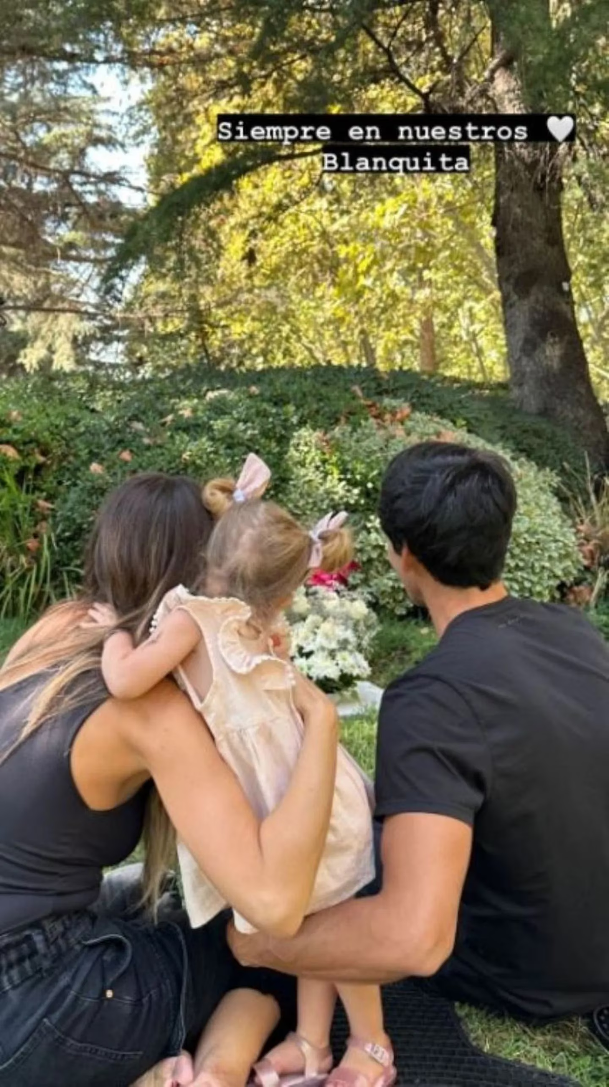Pampita junto a Ana en la tumba de Blanca Vicuña. Fuente: Redes Sociales