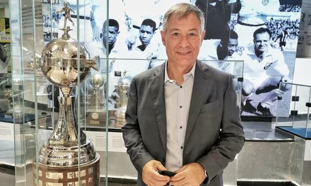 Ariel Holan firmó con Santos hasta diciembre de 2023 y en conferencia de prensa prometió mucho trabajo y pasión. Ariel Holan firmó con Santos hasta diciembre de 2023 y en conferencia de prensa prometió mucho trabajo y pasión.