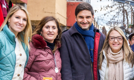 Maximiliano Pullaro realizó una recorrida por barrio Las Flores acompañado por las precandidatas locales Virginia Coudannes, Adriana Molina y Silvina Cian. Maximiliano Pullaro realizó una recorrida por barrio Las Flores acompañado por las precandidatas locales Virginia Coudannes, Adriana Molina y Silvina Cian.
