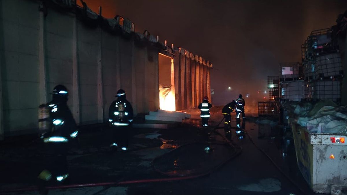 Varias dotaciones de bomberos de distintas localidades trabajaron para sofocar el incendio en el parque industrial de Rafaela. Varias dotaciones de bomberos de distintas localidades trabajaron para sofocar el incendio en el parque industrial de Rafaela.