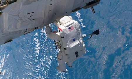 dos mujeres astronautas de la nasa realizan la primera caminata espacial de la decada dos mujeres astronautas de la nasa realizan la primera caminata espacial de la decada