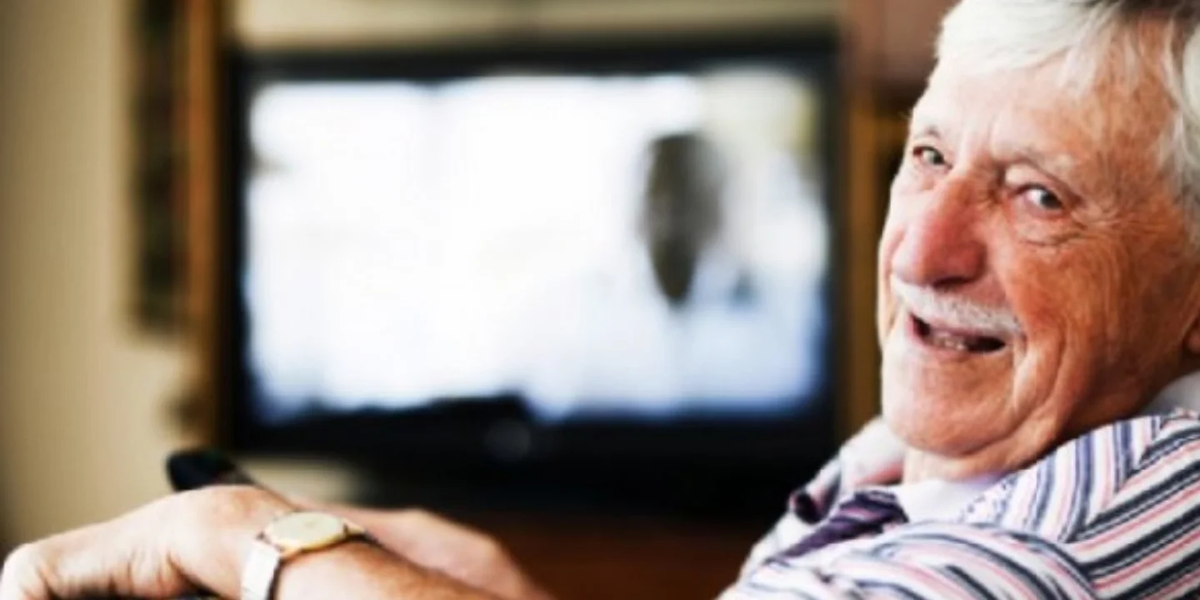 Un abuelo compró un televisor para el Mundial