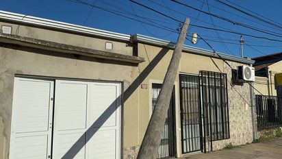 Cayó un poste frente a una casa en avenida Peñaloza y el dueño reclama solución urgente