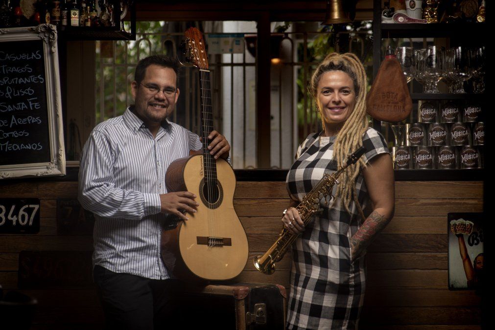 El Dúo Raíz Fusión, donde Fernanda Lagger en saxo y Exequiel Ricca en guitarra fusionan a música popular argentina con sonoridades de armonías del jazz y nuevos timbres, a partir de la improvisación y composiciones propias.