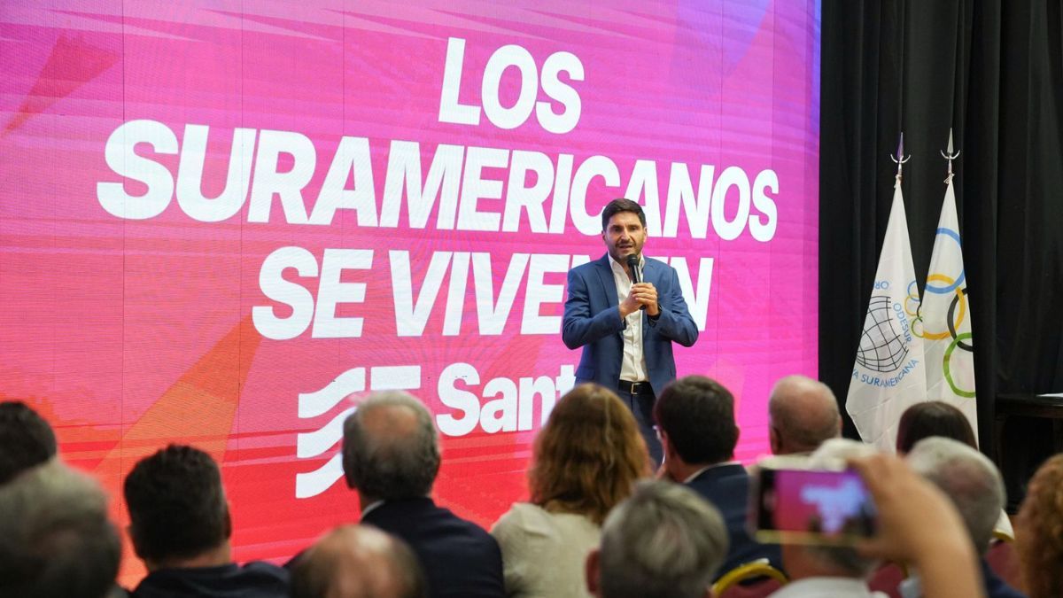 “Van a compartir una experiencia única, tal vez con personas que no conocen, pero van a sentir que forman parte de algo mucho más grande que cada uno de nosotros”, dijo Maximiliano Pullaro. “Van a compartir una experiencia única, tal vez con personas que no conocen, pero van a sentir que forman parte de algo mucho más grande que cada uno de nosotros”, dijo Maximiliano Pullaro.