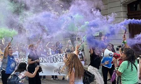 Cientos de mujeres y disidencias se movilizaron contra el ajuste y la reforma laboral. Cientos de mujeres y disidencias se movilizaron contra el ajuste y la reforma laboral.