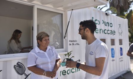 Los vecinos acercan sus residuos secos a los Ecopuntos y realizan el ecocanje, llevándose chips de leña, compost, semillas o plantines. Los vecinos acercan sus residuos secos a los Ecopuntos y realizan el ecocanje, llevándose chips de leña, compost, semillas o plantines.